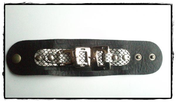 Pulseira com Pingentes Metálicos