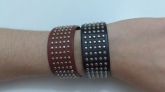 Pulseira com Tachinhas MARROM