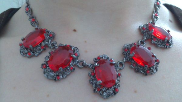 Colar com Gemas Vermelhas Retro
