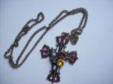 Colar com Pingente de Cruz, Caveira e Flores