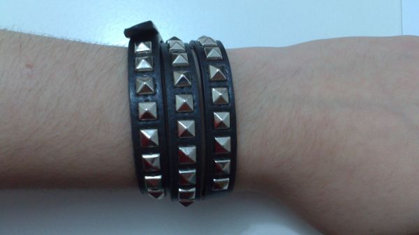 Pulseira Tira Única com Rebites