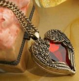 Colar com Coração Vermelho Alado