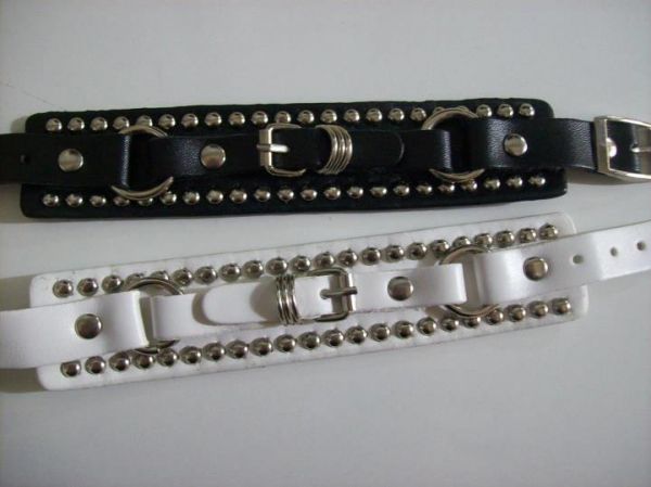 Pulseira com Fivelas e Rebites