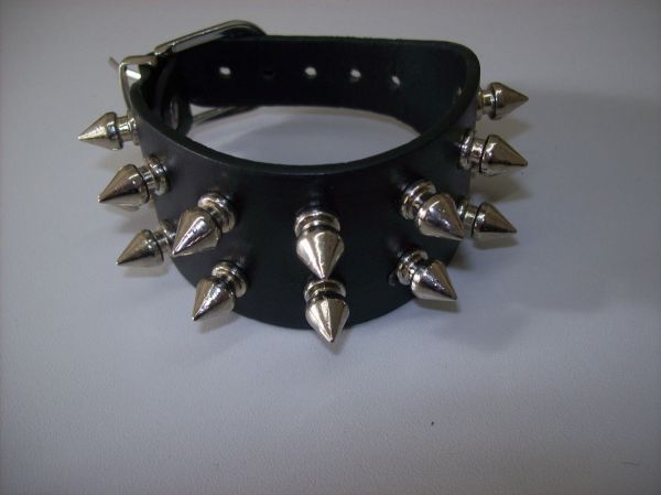 Pulseira Bracelete com Spikes