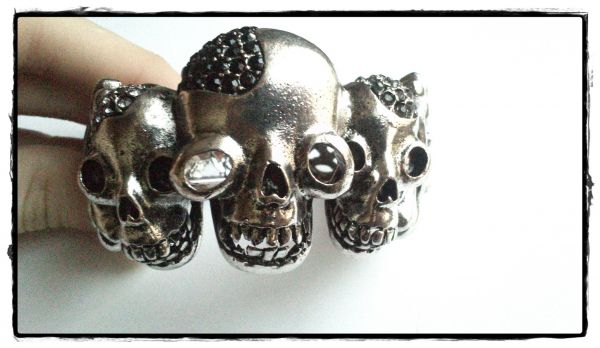 Bracelete com Três Caveiras e Strass