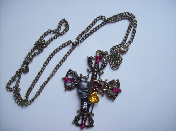 Colar com Pingente de Cruz, Caveira e Flores